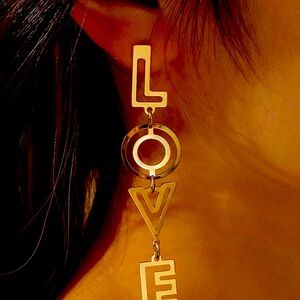 Elegant love earrings in gold tone